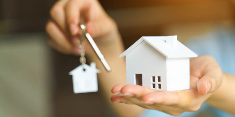 Casal de brasileiros descobre jeito de comprar casa por 1 euro e realiza o sonho de morar na Europa
