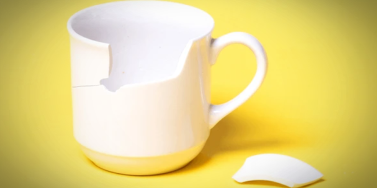 Cuidado ao beber em copos quebrados na virada de ano ou poderá começar 2026 com azar