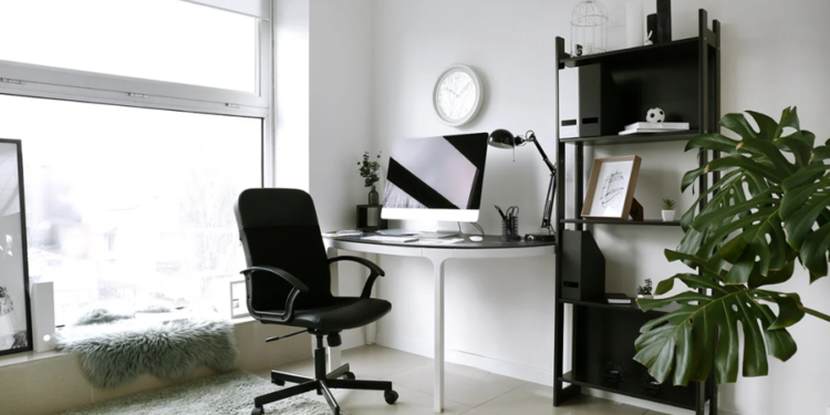 Adeus, mesa de computador: Nova tendência para quem faz home office promete dominar em 2026