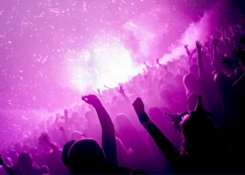 Cantora que lota estádios no Brasil acumula fortuna bilionária e mansão de R$ 97 milhões com apenas 36 anos