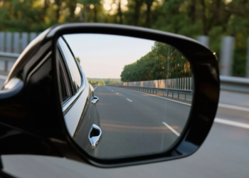 Lei do Retrovisor teve atualização em novembro gerando multa de quase R$ 200 para quem não cumpre