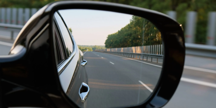 Lei do Retrovisor teve atualização em novembro gerando multa de quase R$ 200 para quem não cumpre