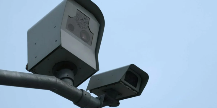 Leva multa quem passa por um radar abaixo da velocidade mínima permitida no Brasil?