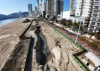 Praia brasileira que recebe 1 milhão de pessoas no Réveillon vai construir muro para conter o avanço do mar