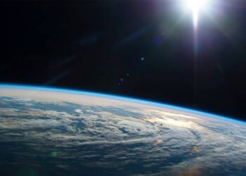 Cientistas ficam de queixo caído com fenômeno raro acontecendo no campo magnético da Terra