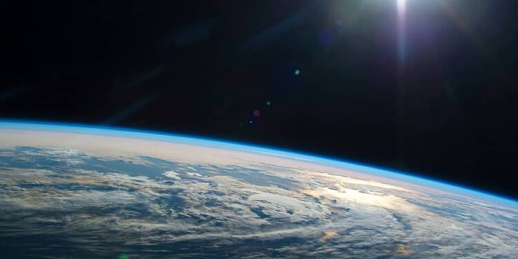Cientistas ficam de queixo caído com fenômeno raro acontecendo no campo magnético da Terra