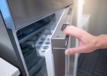 Cuidado que poucos tem com a geladeira pode reduzir a conta de luz em até 20%