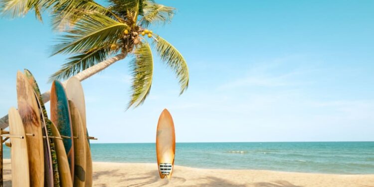 Capital paulista agora tem praia com direito a ondas e vista para cartão-postal da cidade