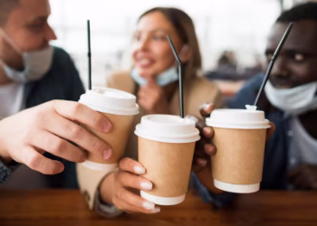 Após fechar cerca de 50 lojas, famosa rede de cafeteria decide abrir 30 novas no Brasil em 2026