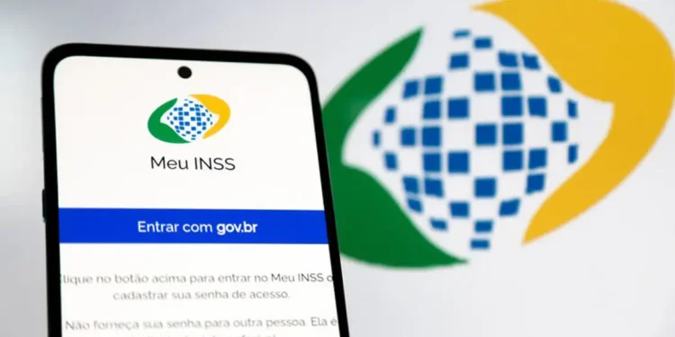 Aposentados e pensionistas do INSS são alertados sobre comprometimento máximo de 45% do benefício