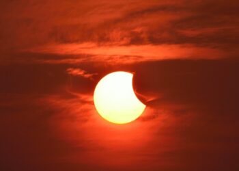 Primeiro eclipse de 2026 vai deixar marca de fogo no céu brasileiro em fevereiro