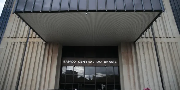 Brasileiros que foram vítimas de golpe recebem ótima notícia do Banco Central
