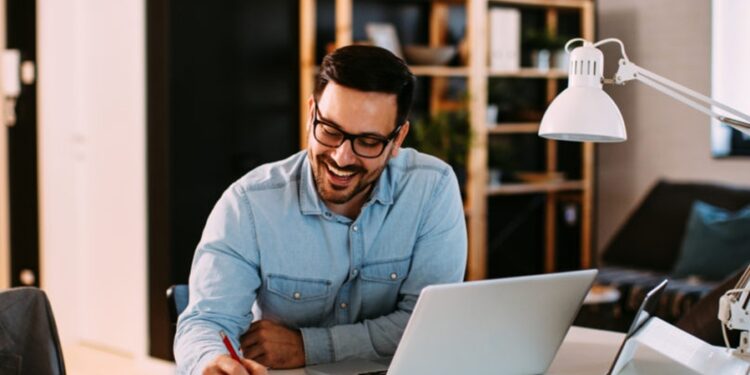 Adeus home office em 2026: Novo modelo de trabalho produtivo está conquistando empresas