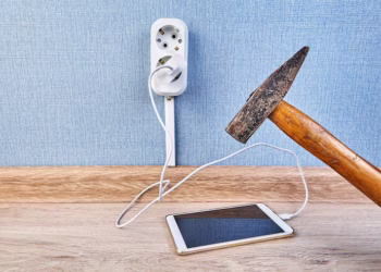 Adeus, carregador tradicional: nova tecnologia enche a bateria do celular até quando falta luz