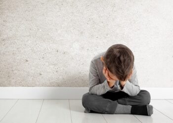 Criança abaixo dessa idade não deve ficar sozinha em casa: Quem deixa pode ficar 3 anos na cadeia