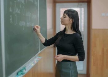 Novas exigências para professores conseguirem se aposentar começam a valer já em 2026