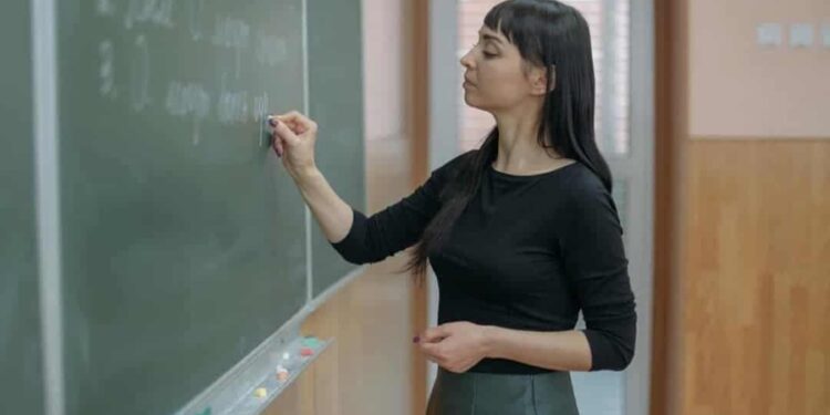 Novas exigências para professores conseguirem se aposentar começam a valer já em 2026