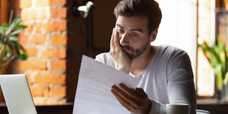 Muitos brasileiros se enganam sobre o que acontece quando a dívida passa de 5 anos