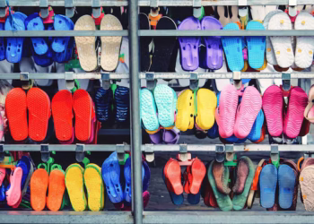 Adeus, chinelos de dedo: verão deve ser dominado por nova tendência