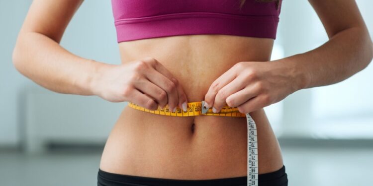 Ex-assistente de palco do Ratinho surpreende a internet ao aparecer 45 quilos mais magra