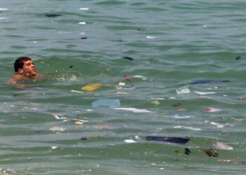 Uma das praias mais movimentadas do litoral brasileiro é imprópria para banho e poucos turistas sabem