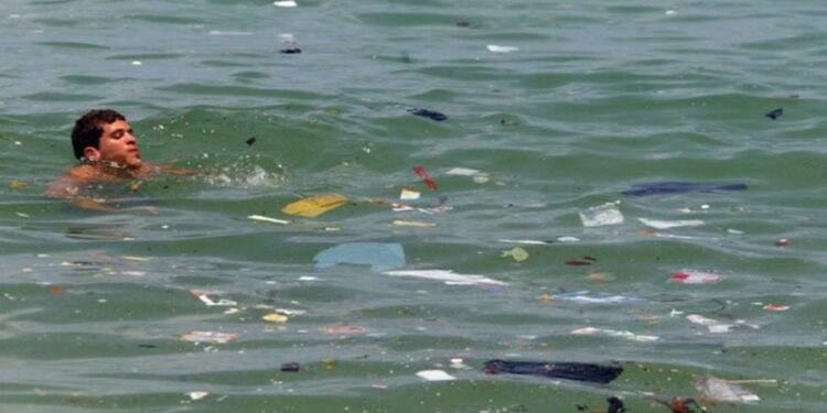 Uma das praias mais movimentadas do litoral brasileiro é imprópria para banho e poucos turistas sabem