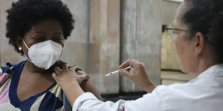 “Super gripe” vem se espalhando rapidamente e brasileiros ligam o alerta para os próximos dias