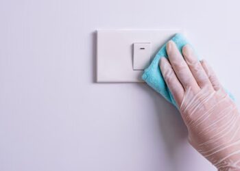 Saiba como limpar tomadas elétricas sem correr risco de choque