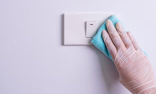 Saiba como limpar tomadas elétricas sem correr risco de choque