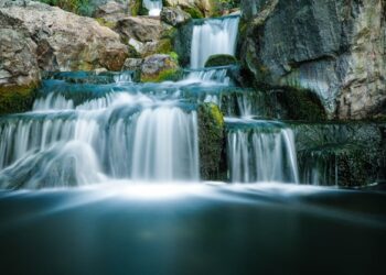 Cachoeira com 1.800 metros de extensão é a mais comprida do mundo e fica na divisa entre Brasil e Argentina