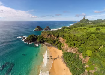 Praia mais bonita do mundo é daqueles lugares que parece mentira de tão lindo e fica no Brasil