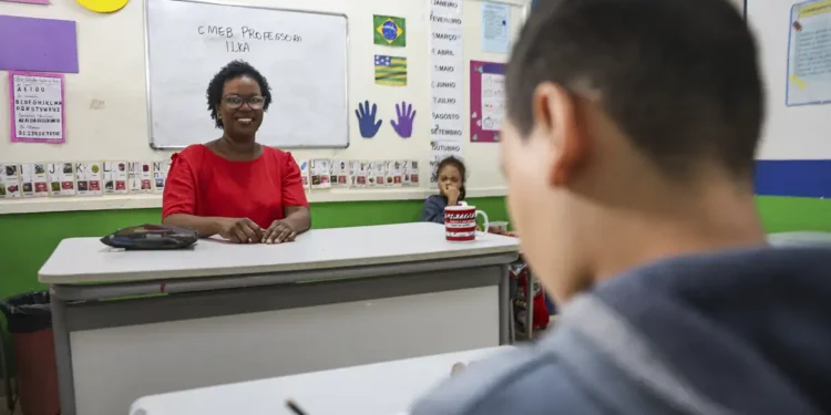 Premiação do governo vai colocar R$ 3.000 a mais na conta de professores