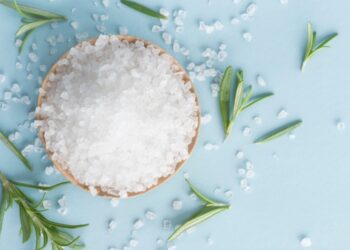 Mistura de alecrim com sal grosso: para que serve e por que todo mundo está usando