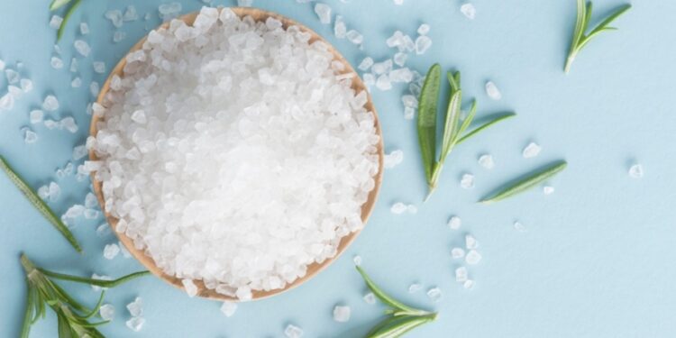 Mistura de alecrim com sal grosso: para que serve e por que todo mundo está usando