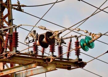 Pessoas com 65 anos ou mais podem aproveitar regra pouco divulgada para reduzir a conta de luz