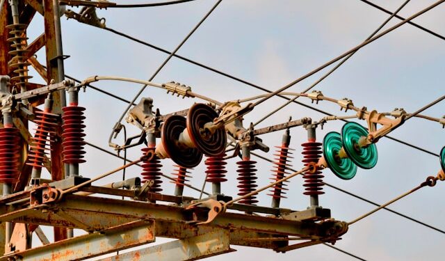 Pessoas com 65 anos ou mais podem aproveitar regra pouco divulgada para reduzir a conta de luz