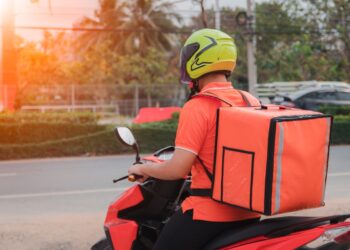 Nova empresa de delivery chega com tudo no Brasil e entregadores vão ganhar até capacete inteligente