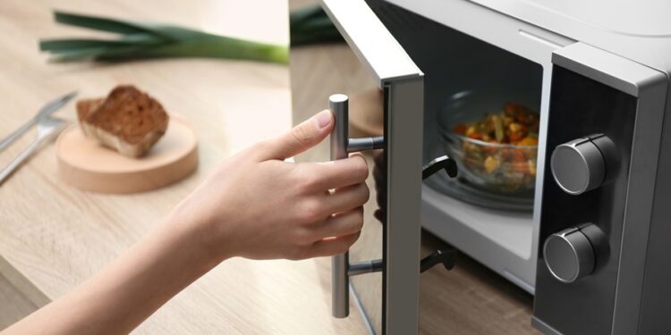 Micro-ondas tem configuração escondida para não deixar a comida ressecada e ainda economiza energia