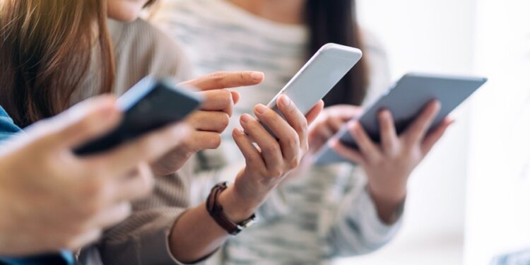 Nova lei proíbe redes sociais para menores de 16 anos e país revela os primeiros impactos da decisão