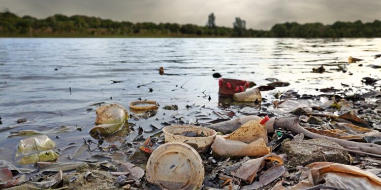 Rio mais poluído do Brasil ganha cara nova sem mau cheiro e tem até passeio de barco