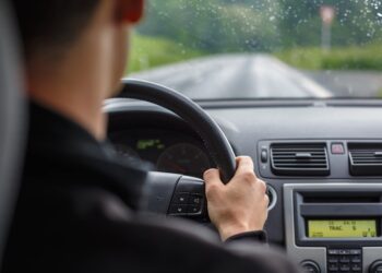 Motoristas brasileiros comemoram suspensão e Detran é impedido pela Justiça de cobrar mais uma taxa neste estado