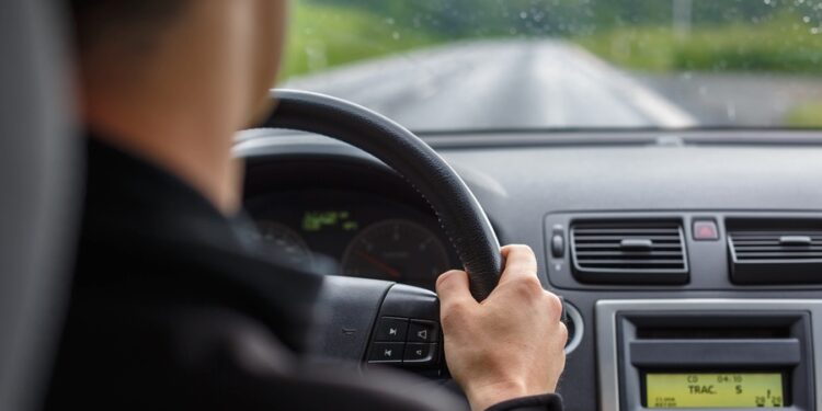 Motoristas brasileiros comemoram suspensão e Detran é impedido pela Justiça de cobrar mais uma taxa neste estado