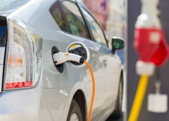 Nova lei vai obrigar prédios a fazerem adaptação e donos de carros elétricos saem ganhando