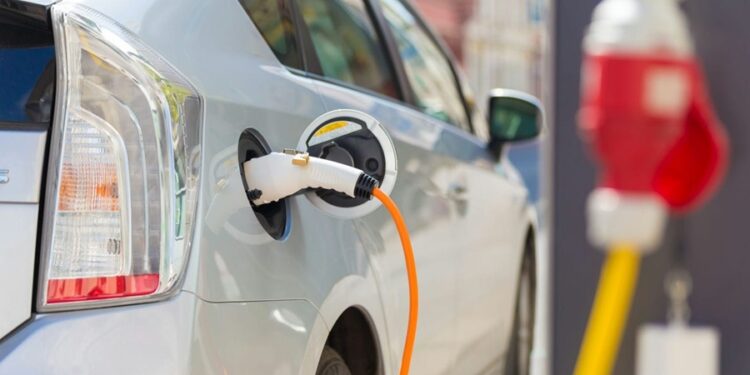 Nova lei vai obrigar prédios a fazerem adaptação e donos de carros elétricos saem ganhando