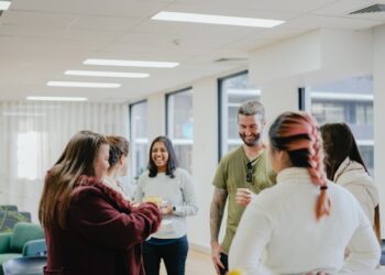 Ciência descobre por que pessoas gostam tanto de fazer fofoca da vida alheia