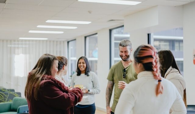 Ciência descobre por que pessoas gostam tanto de fazer fofoca da vida alheia
