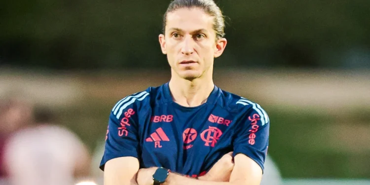 Notícia tenebrosa sobre a renovação com Filipe Luís deixa torcedores do Flamengo roendo as unhas