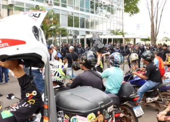 Motoboys recebem notícia angustiante após união da Uber com Elon Musk ser confirmada