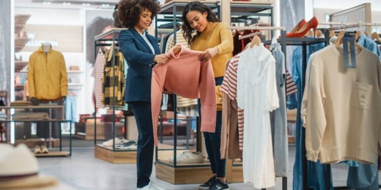 Rede varejista com mais de 180 megalojas espalhadas pelo Brasil paga 14º salário aos funcionários