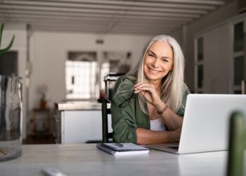 Nova lei está chegando para ajudar mulheres acima de 50 anos no mercado de trabalho